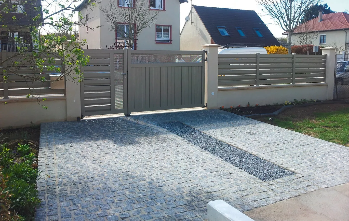 Réalisation de portails par Espace alu, entreprise Espace alu, entreprise de menuiserie à Saint-Gilles-Croix-de-Vie