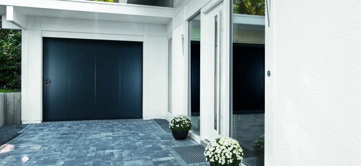 Réalisation de porte de garage par Espace alu, entreprise Espace alu, entreprise de menuiserie à Saint-Gilles-Croix-de-Vie