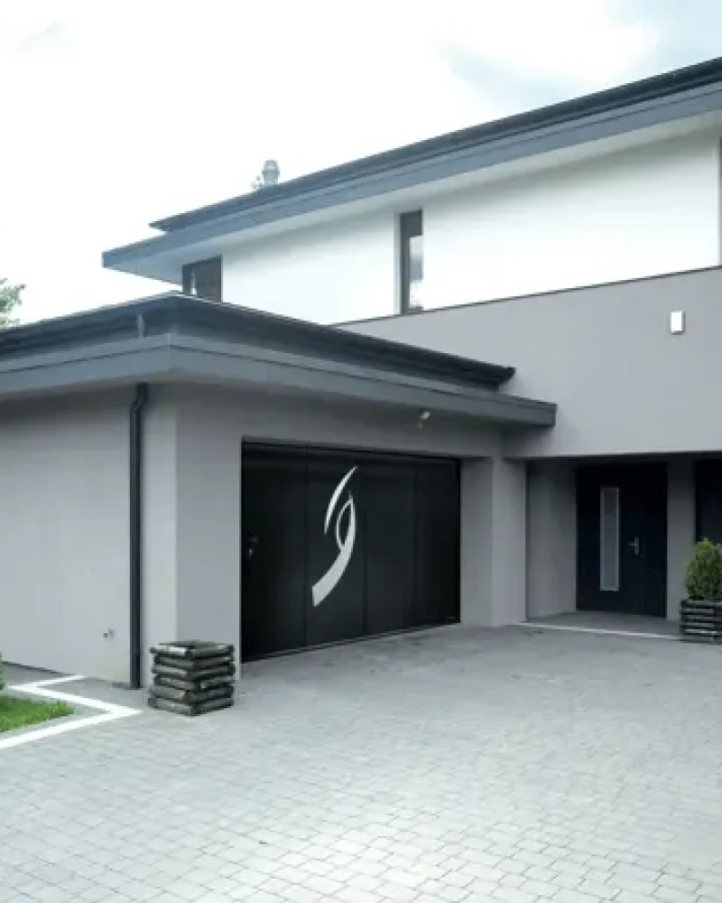 Réalisation de porte de garage par Espace alu, entreprise Espace alu, entreprise de menuiserie à Saint-Gilles-Croix-de-Vie