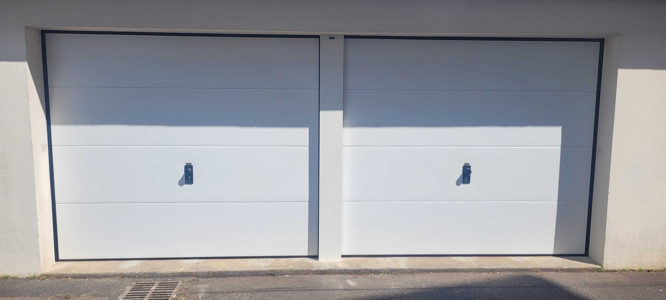 Porte de garage double ALUDOOR avec poteau central. Challans 